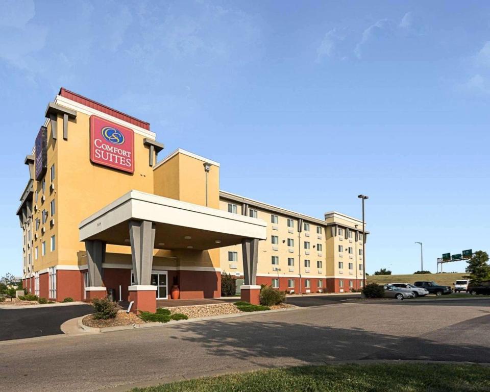 Comfort Suites Airport Wichita Main image 1